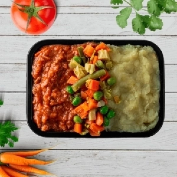 Purê de batata doce à bolonhesa e legumes
