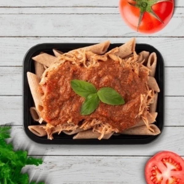 Penne Integral com Frango Desfiado ao Molho Pomodoro