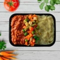 Purê de batata doce à bolonhesa e legumes
